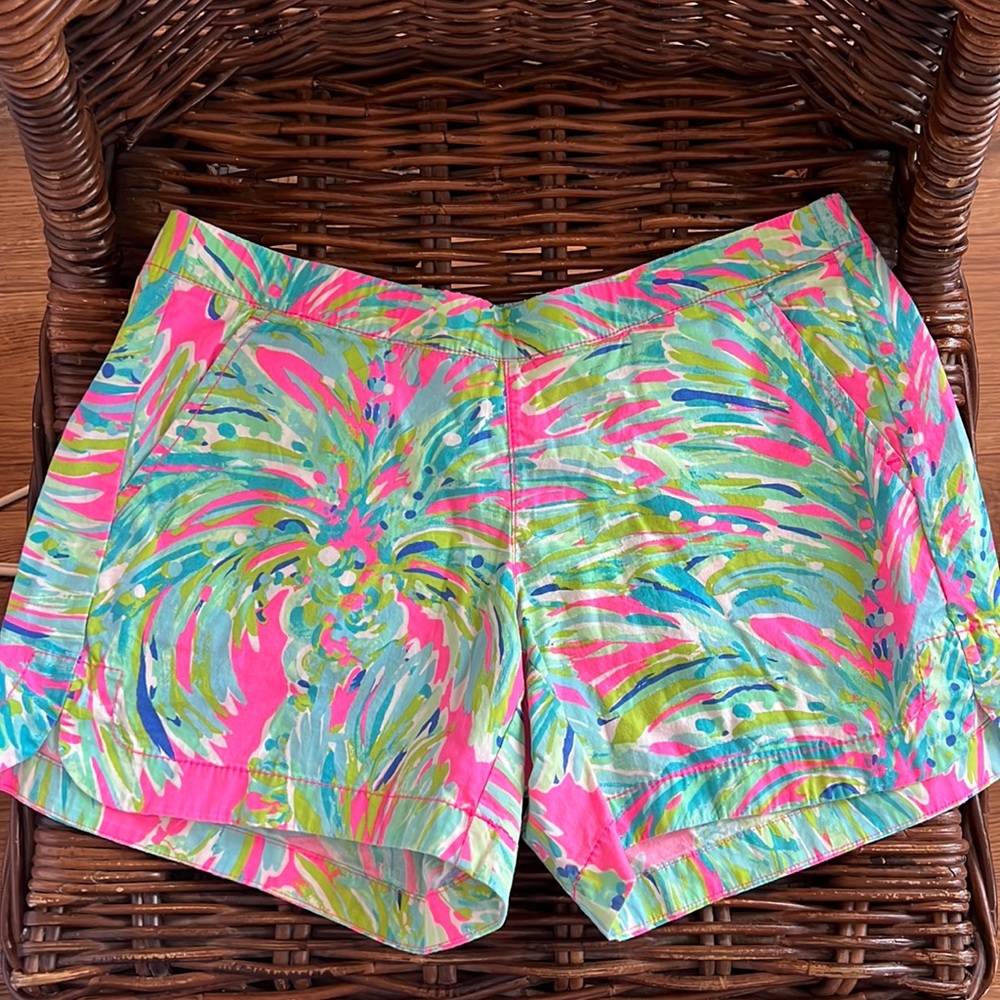 Sz. S Lilly Pulitzer pull on tulip hem shorts